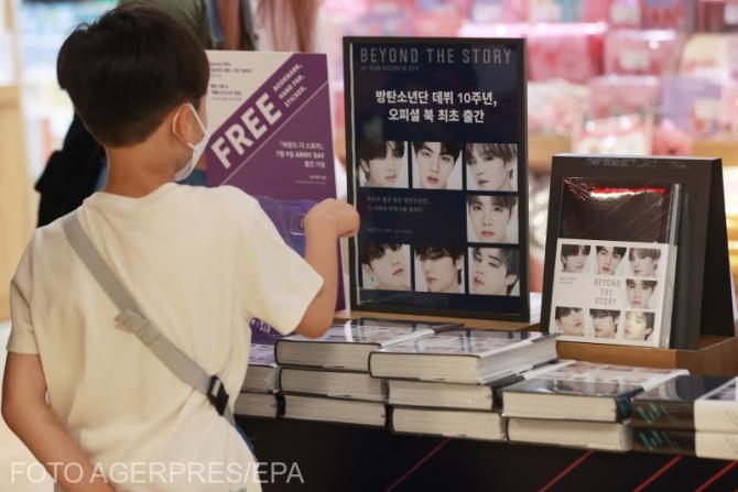 Cartea autobiografică a trupei K-pop, BTS, care comemorează anul acesta cea de-a 10-a aniversare a debutului/ Foto: Agerpres
