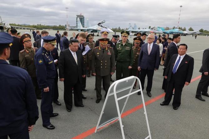 Ministrul rus Serghei Șoigu, prezentându-i arme ruse lui Kim Jong-un, liderul din Coreea de Nord. Foto: Ministerul Apărării din Rusia