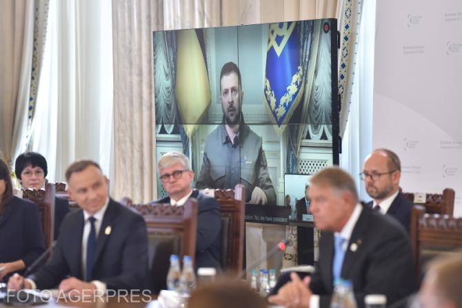 Presedintele Ucrainei, Volodimir Zelenski, adreseaza un mesaj, prin videoconferinta, participantilor la cea de-a VIII-a editie a Summitului Initiativei celor Trei Mari/ Agerpres