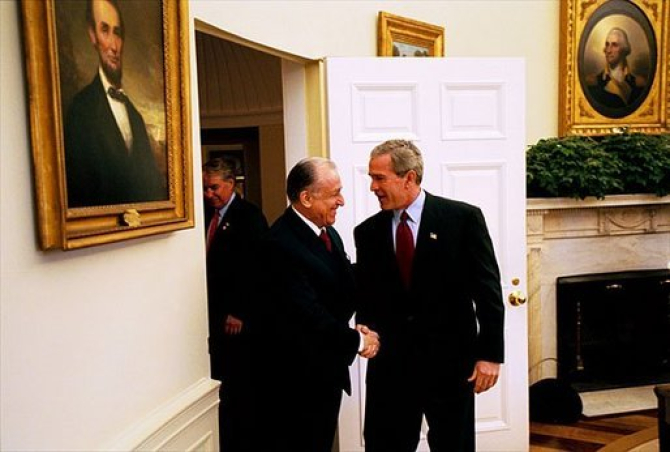 Ion Iliescu, primit la Casa Albă de George W. Bush în 2003. Foto: White House 