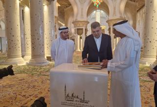 Ce nu s-a văzut la vizita lui Marcel Ciolacu la Marea Moschee din Abu Dhabi. Imagini din spatele camerelor - Foto / Video în articol