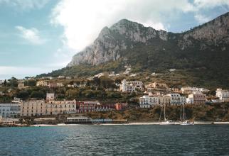 Pe insula Capri sunt mai mulţi turişti decât localnici. 
