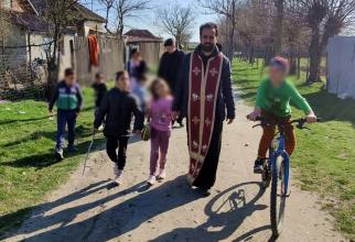 Părintele Petru Ginerică face „minuni” în Biserica Copiilor dintr-un sat din Teleorman. Povestea unui preot care are grijă de peste 100 de micuți