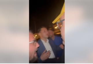 ”USR sare la bătaie”. VIDEO cu îmbrâncelile din Timișoara. Apropiatul lui Fritz, luat pe sus: Ia, mă, mâna! Băi, agresivule, ești infractor. Ce pui mâna pe el?